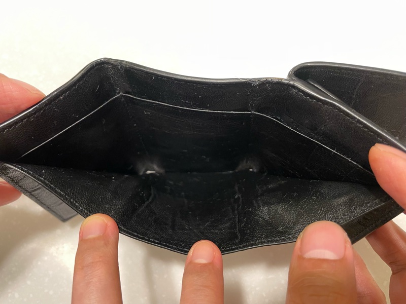購於19年新光三越A9 八成新 ysl 全黑鱷魚壓紋短夾-26