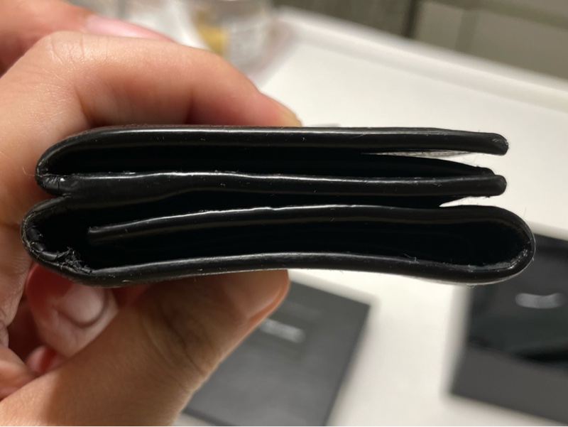 購於19年新光三越A9 八成新 ysl 全黑鱷魚壓紋短夾-29