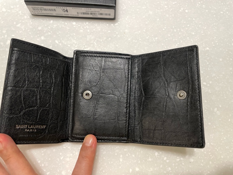 購於19年新光三越A9 八成新 ysl 全黑鱷魚壓紋短夾-35