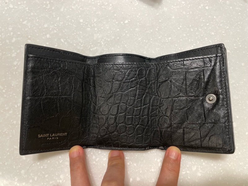 購於19年新光三越A9 八成新 ysl 全黑鱷魚壓紋短夾-38