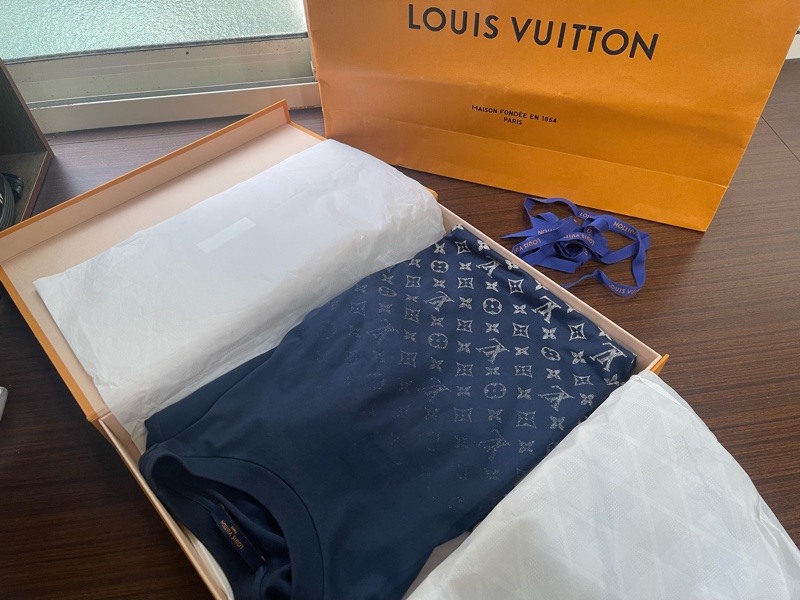 Lv漸層短袖上衣（非常新買到賺到❤️）-16