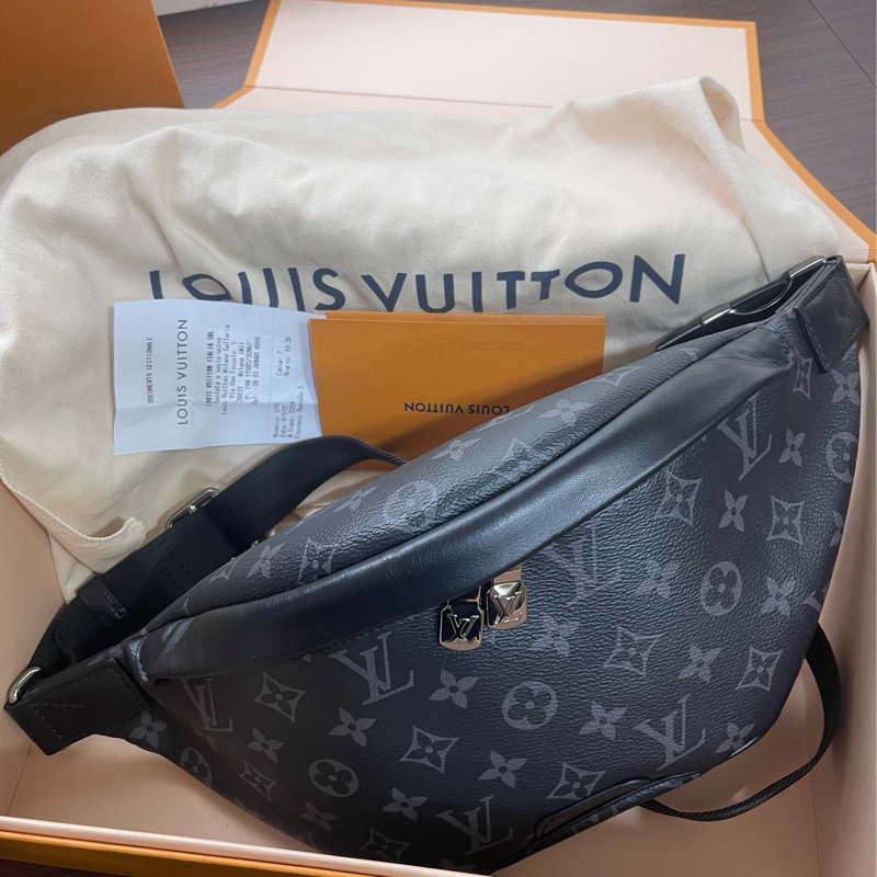 全新Lv黑老花腰包(購買證明、配件齊全)-1