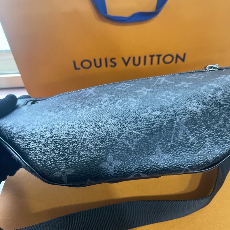 全新Lv黑老花腰包(購買證明、配件齊全)-23