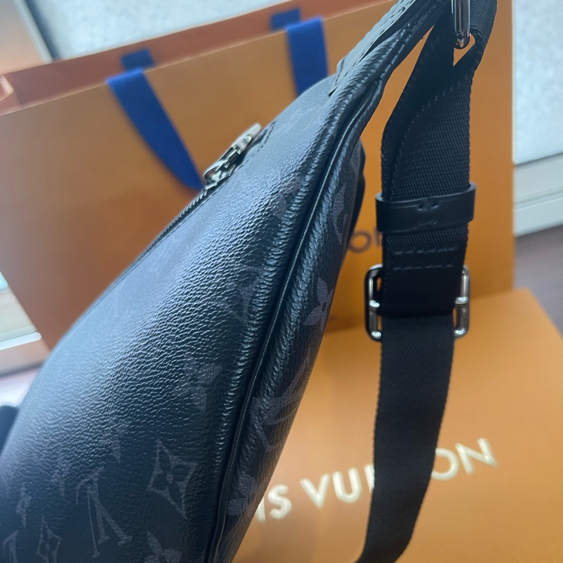 全新Lv黑老花腰包(購買證明、配件齊全)-24