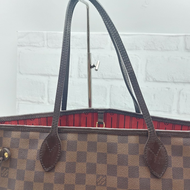 二手LOUIS VUITTON Nevefull MM
棋盤格 系列
 斜背包經典  肩背包 手提包。
包包狀況很好 很新,金屬都很亮
 高尚典雅-2