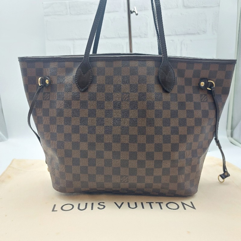二手LOUIS VUITTON Nevefull MM
棋盤格 系列
 斜背包經典  肩背包 手提包。
包包狀況很好 很新,金屬都很亮
 高尚典雅-4