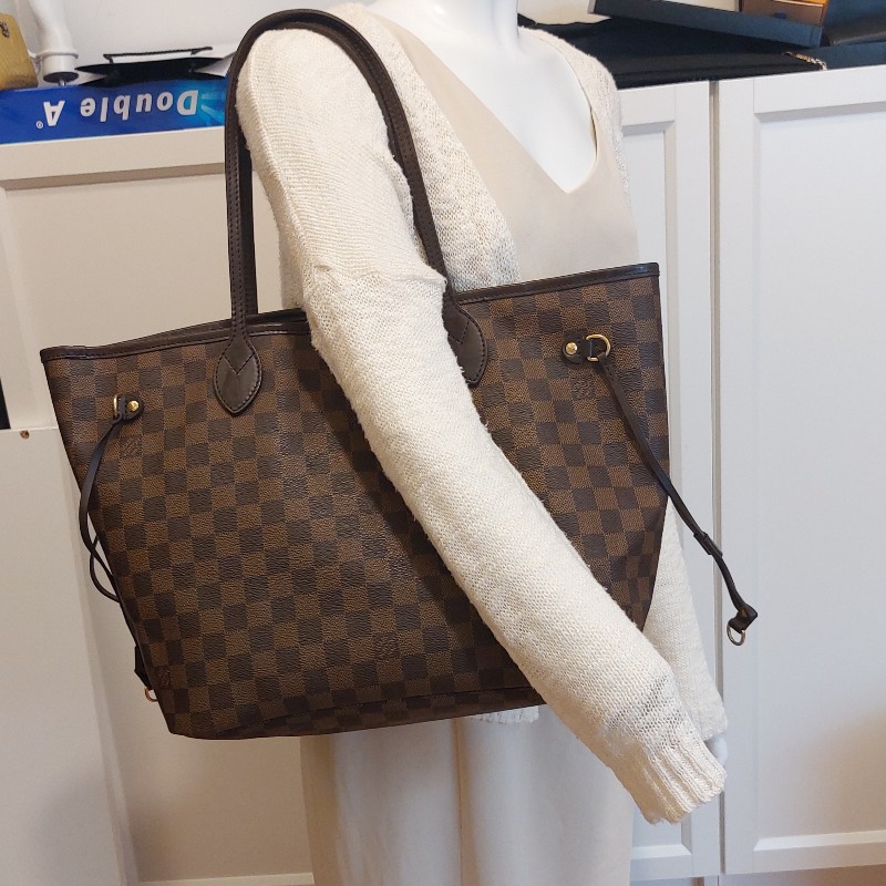 二手LOUIS VUITTON Nevefull MM
棋盤格 系列
 斜背包經典  肩背包 手提包。
包包狀況很好 很新,金屬都很亮
 高尚典雅-5