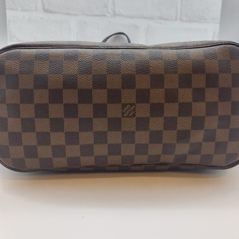 二手LOUIS VUITTON Nevefull MM
棋盤格 系列
 斜背包經典  肩背包 手提包。
包包狀況很好 很新,金屬都很亮
 高尚典雅-17