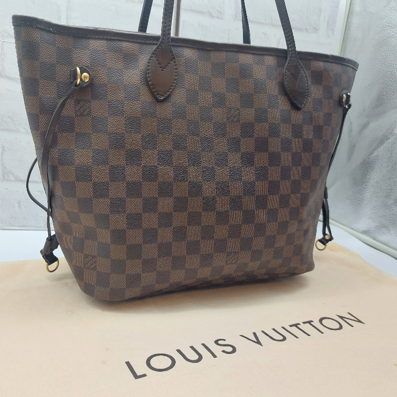 二手LOUIS VUITTON Nevefull MM
棋盤格 系列
 斜背包經典  肩背包 手提包。
包包狀況很好 很新,金屬都很亮
 高尚典雅-33