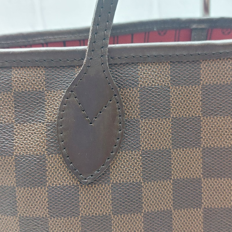 二手LOUIS VUITTON Nevefull MM
棋盤格 系列
 斜背包經典  肩背包 手提包。
包包狀況很好 很新,金屬都很亮
 高尚典雅-34