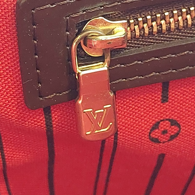 二手LOUIS VUITTON Nevefull MM
棋盤格 系列
 斜背包經典  肩背包 手提包。
包包狀況很好 很新,金屬都很亮
 高尚典雅-41