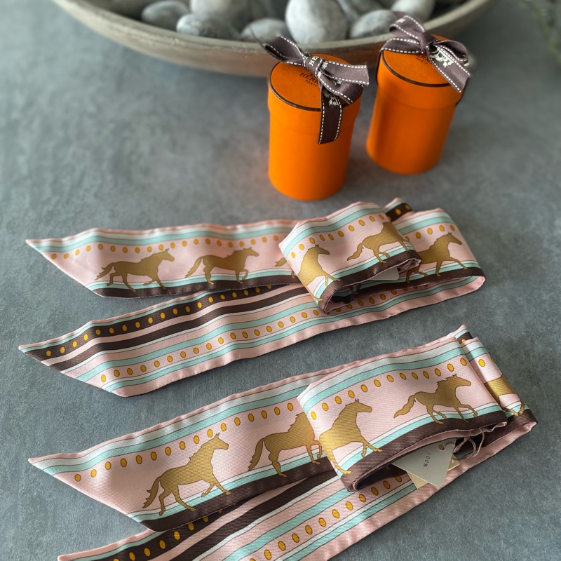 HERMÈS愛馬仕 粉嫩系馬兒Twilly絲巾一對-3