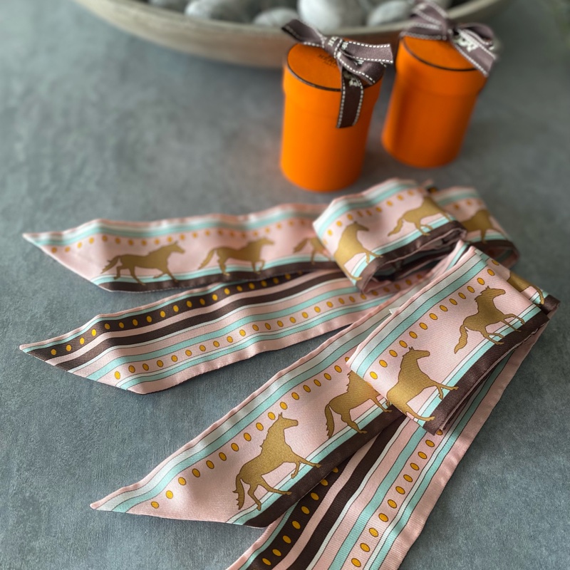 HERMÈS愛馬仕 粉嫩系馬兒Twilly絲巾一對-4