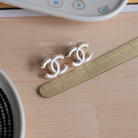 Chanel 23A earrings 白色金邊貝母質感雙C耳環 香奈兒