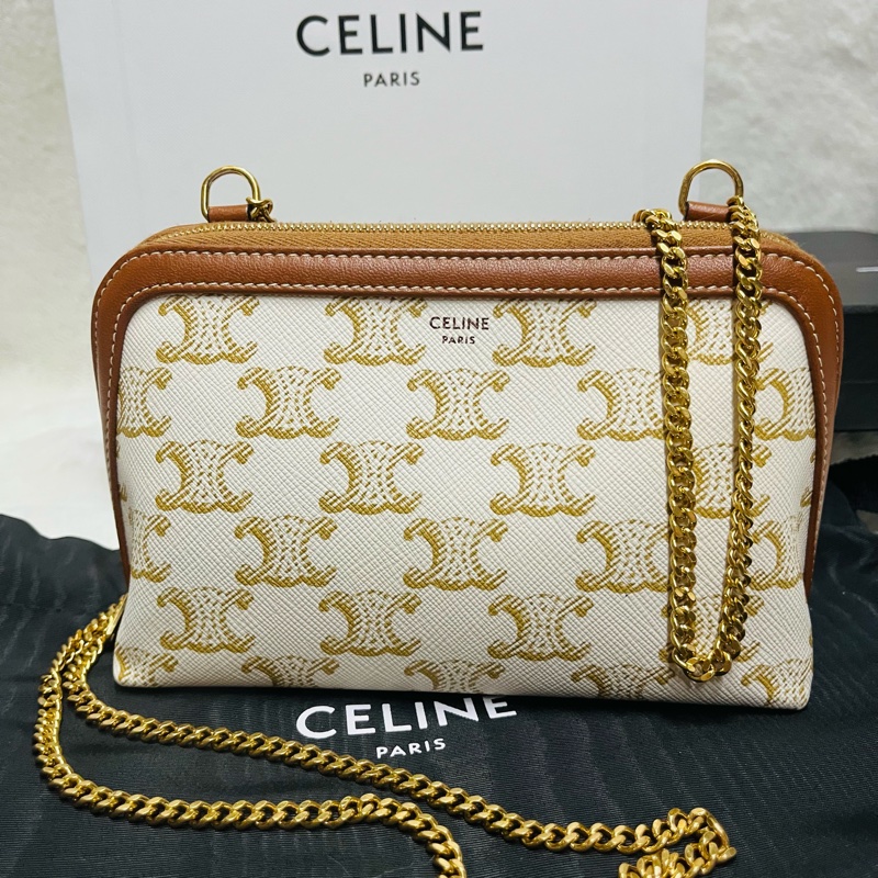 《CELINE 思琳》經典 TRIOMPHE帆 布羊皮飾邊拉鍊斜背包-0