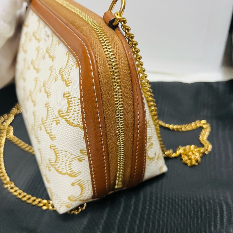 《CELINE 思琳》經典 TRIOMPHE帆 布羊皮飾邊拉鍊斜背包-1