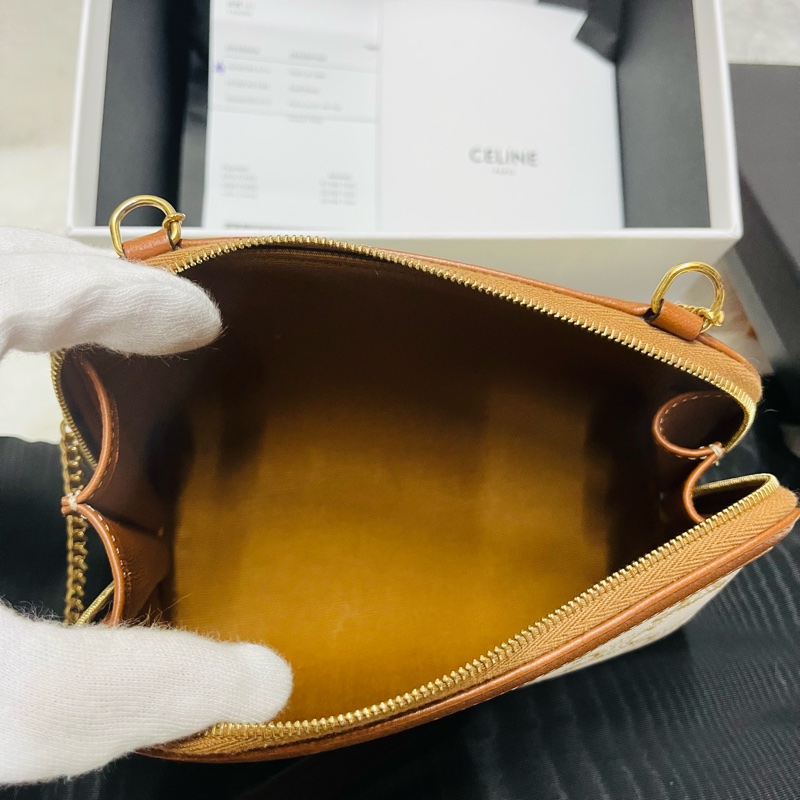 《CELINE 思琳》經典 TRIOMPHE帆 布羊皮飾邊拉鍊斜背包-10
