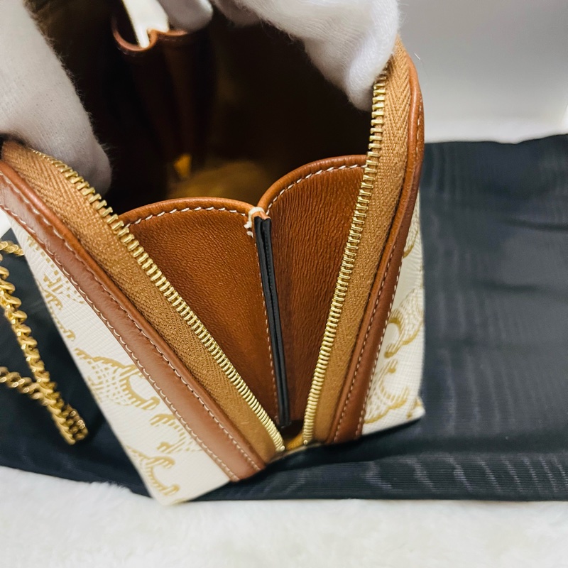 《CELINE 思琳》經典 TRIOMPHE帆 布羊皮飾邊拉鍊斜背包-12