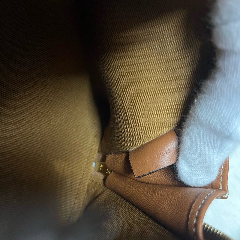 《CELINE 思琳》經典 TRIOMPHE帆 布羊皮飾邊拉鍊斜背包-17