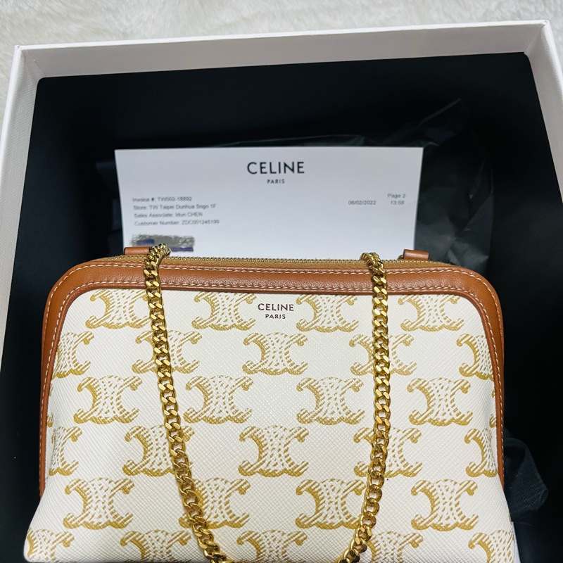 《CELINE 思琳》經典 TRIOMPHE帆 布羊皮飾邊拉鍊斜背包-18