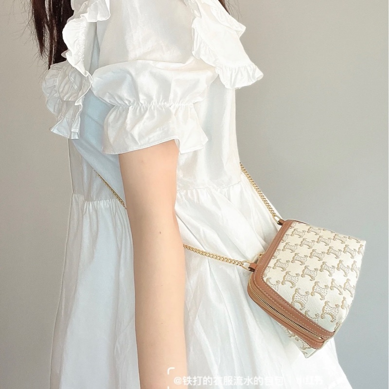 《CELINE 思琳》經典 TRIOMPHE帆 布羊皮飾邊拉鍊斜背包-19