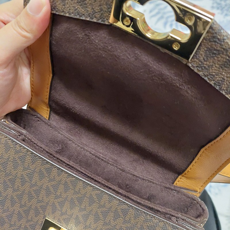 MK 郵差包 經典 老花 咖啡色 小號 斜背包 側背包-8