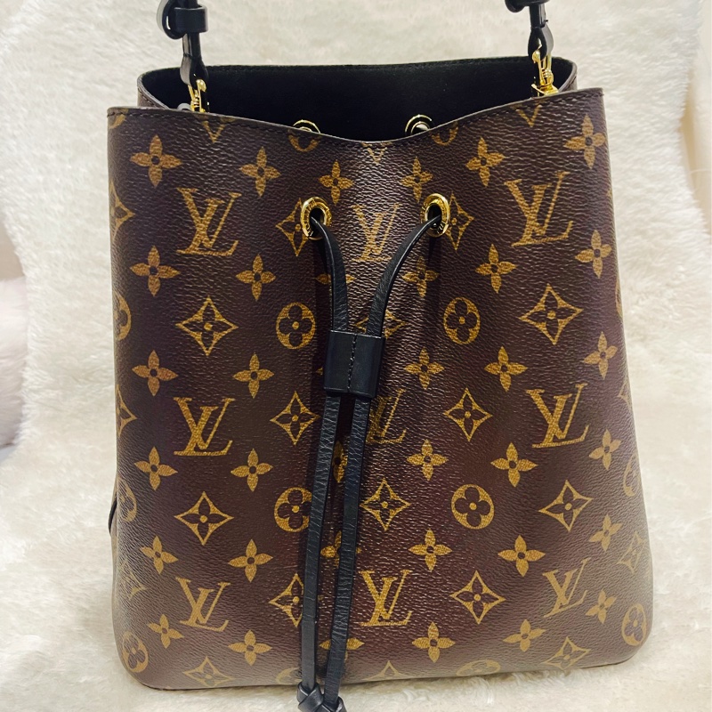 他團售出🎉櫃上經典款🏅️LV經典 老花黑水桶包 斜背 肩背Louis Vuitton 原花黑皮革水桶包Neo Noe-0