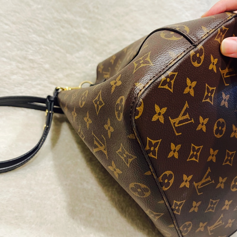 他團售出🎉櫃上經典款🏅️LV經典 老花黑水桶包 斜背 肩背Louis Vuitton 原花黑皮革水桶包Neo Noe-22