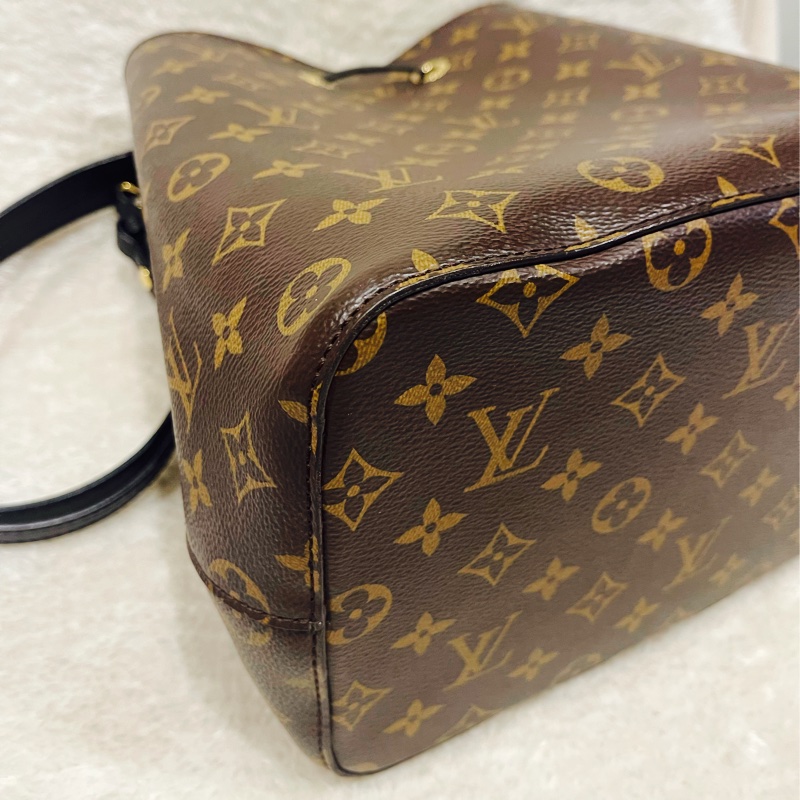 他團售出🎉櫃上經典款🏅️LV經典 老花黑水桶包 斜背 肩背Louis Vuitton 原花黑皮革水桶包Neo Noe-23