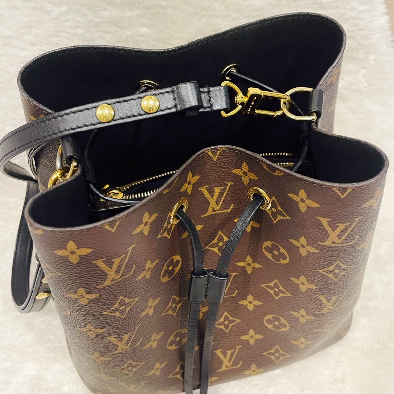 他團售出🎉櫃上經典款🏅️LV經典 老花黑水桶包 斜背 肩背Louis Vuitton 原花黑皮革水桶包Neo Noe-27