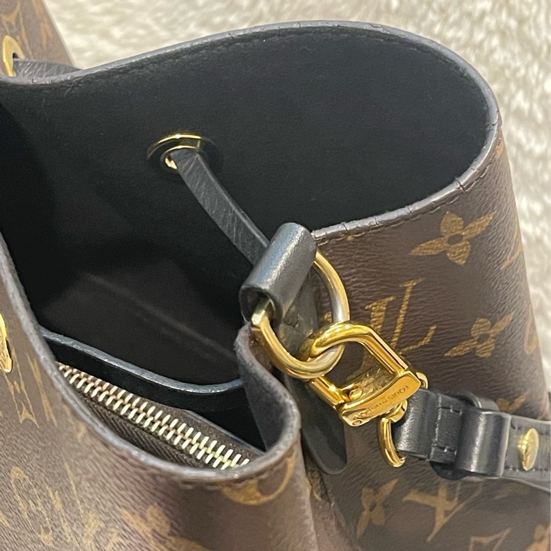 他團售出🎉櫃上經典款🏅️LV經典 老花黑水桶包 斜背 肩背Louis Vuitton 原花黑皮革水桶包Neo Noe-15