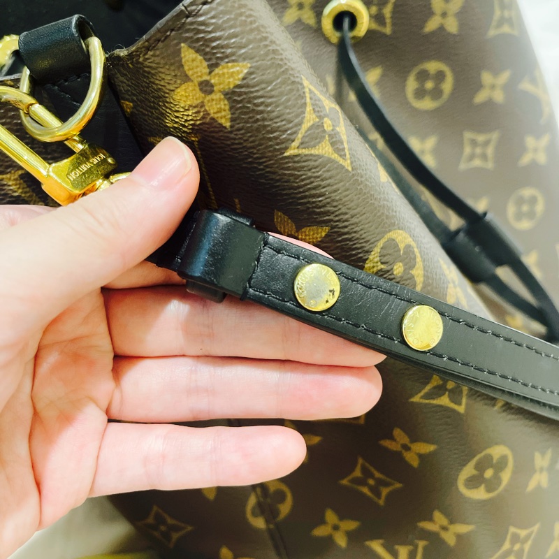 他團售出🎉櫃上經典款🏅️LV經典 老花黑水桶包 斜背 肩背Louis Vuitton 原花黑皮革水桶包Neo Noe-16