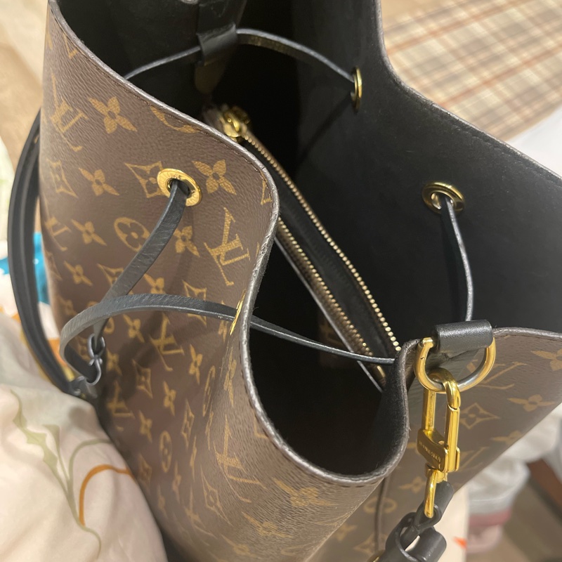 他團售出🎉櫃上經典款🏅️LV經典 老花黑水桶包 斜背 肩背Louis Vuitton 原花黑皮革水桶包Neo Noe-18