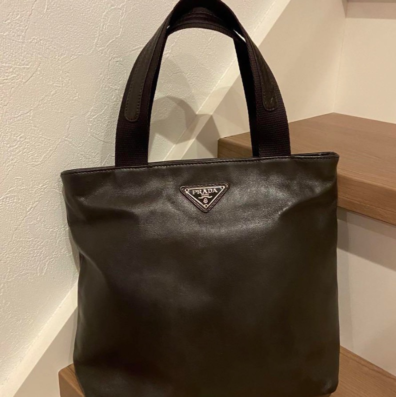 日本直送 極新PRADA軟真皮手提托特包-8