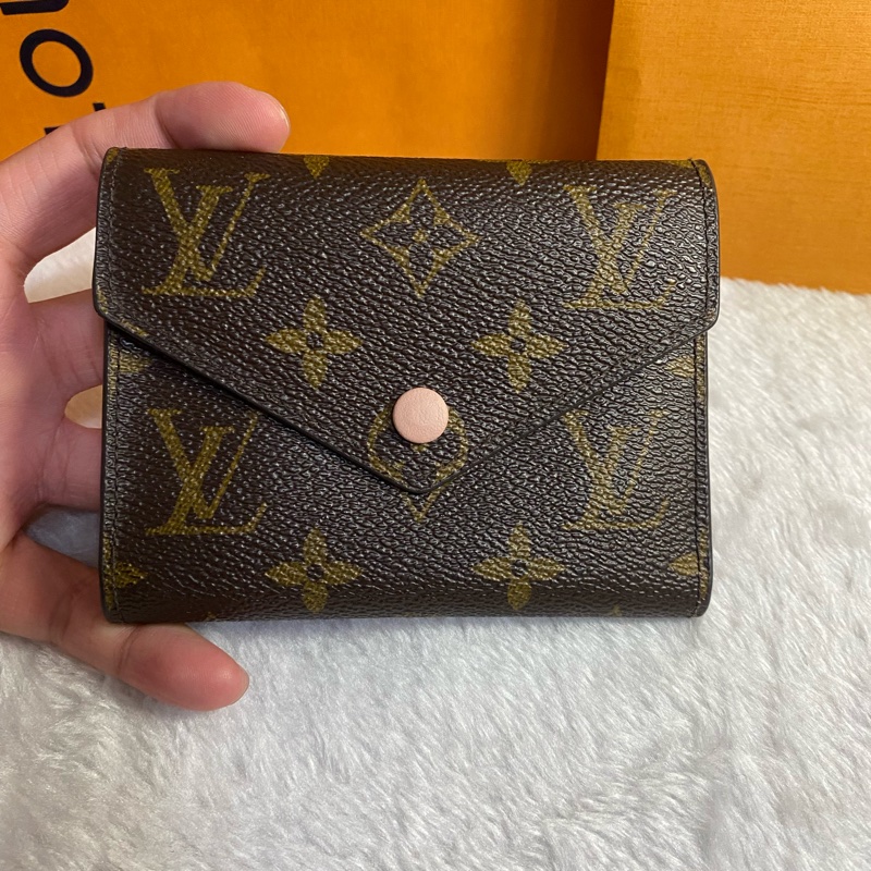 Louis Vuitton Victorine M62360 Victorine Wallet LV粉色三折夾M62360