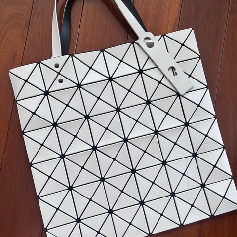 三宅一生 Issey Miyake BaoBao包 霧面白色6x6格