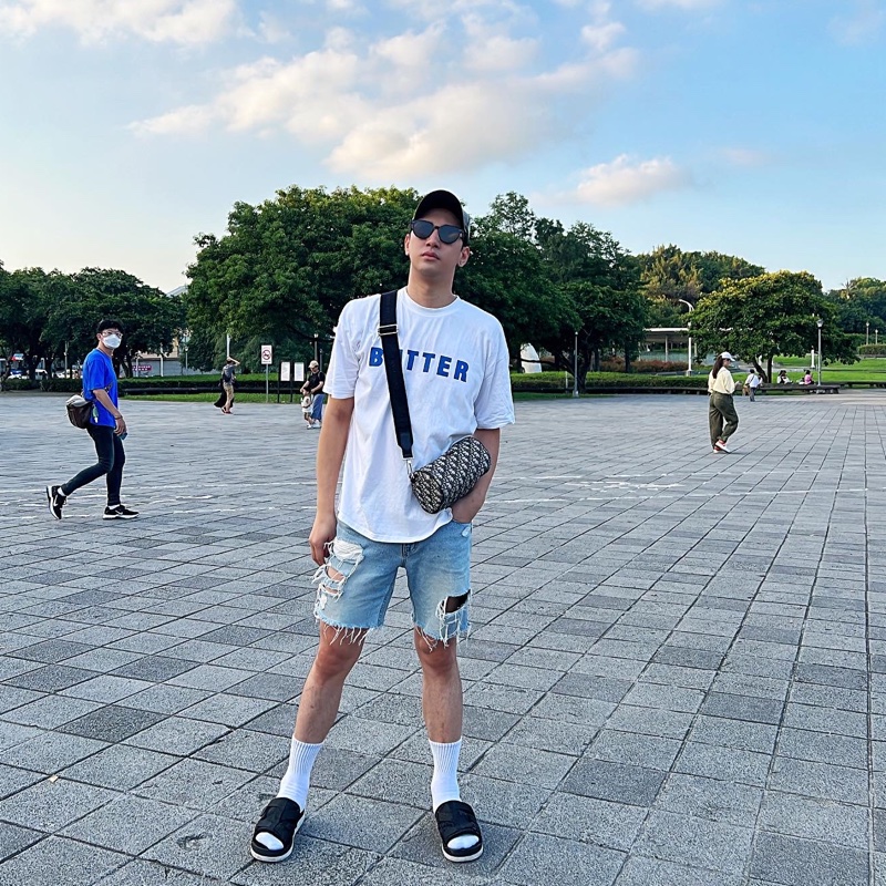 Dior 迪奧 ROLLER OBLIQUE 緹花圓筒包 (中性款)櫃上持續漲價中 #割愛收藏價33800 小圓筒精巧的造型,男生女生背都超級適合👍肩帶是寬肩帶,-0