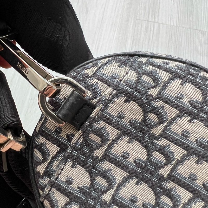 Dior 迪奧 ROLLER OBLIQUE 緹花圓筒包 (中性款)櫃上持續漲價中 #割愛收藏價33800 小圓筒精巧的造型,男生女生背都超級適合👍肩帶是寬肩帶,-3