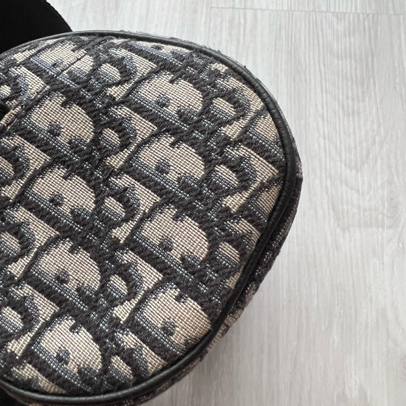 Dior 迪奧 ROLLER OBLIQUE 緹花圓筒包 (中性款)櫃上持續漲價中 #割愛收藏價33800 小圓筒精巧的造型,男生女生背都超級適合👍肩帶是寬肩帶,-4