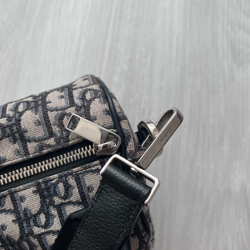 Dior 迪奧 ROLLER OBLIQUE 緹花圓筒包 (中性款)櫃上持續漲價中 #割愛收藏價33800 小圓筒精巧的造型,男生女生背都超級適合👍肩帶是寬肩帶,-5