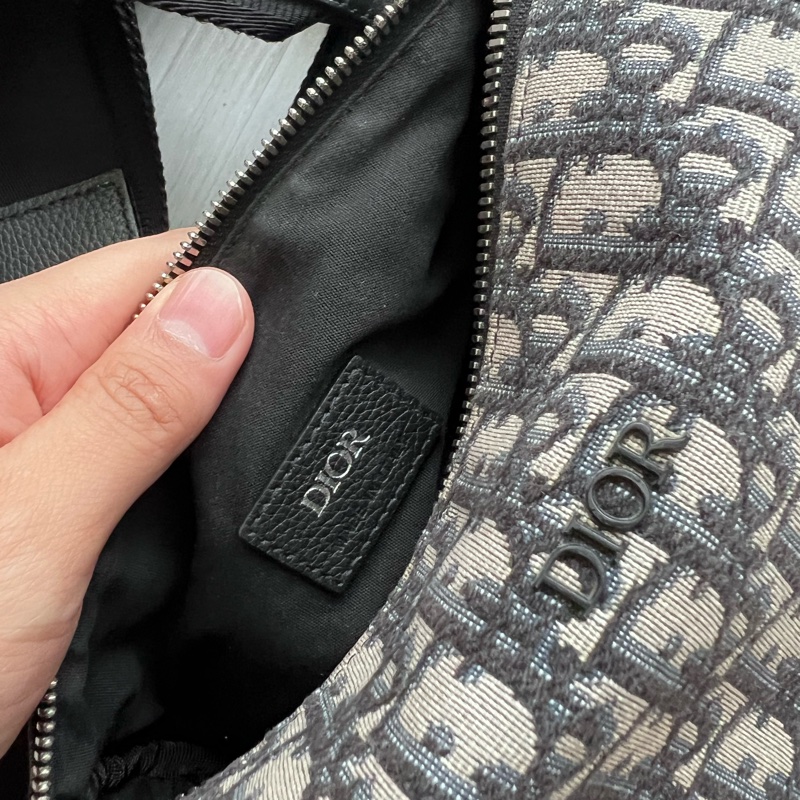 Dior 迪奧 ROLLER OBLIQUE 緹花圓筒包 (中性款)櫃上持續漲價中 #割愛收藏價33800 小圓筒精巧的造型,男生女生背都超級適合👍肩帶是寬肩帶,-6