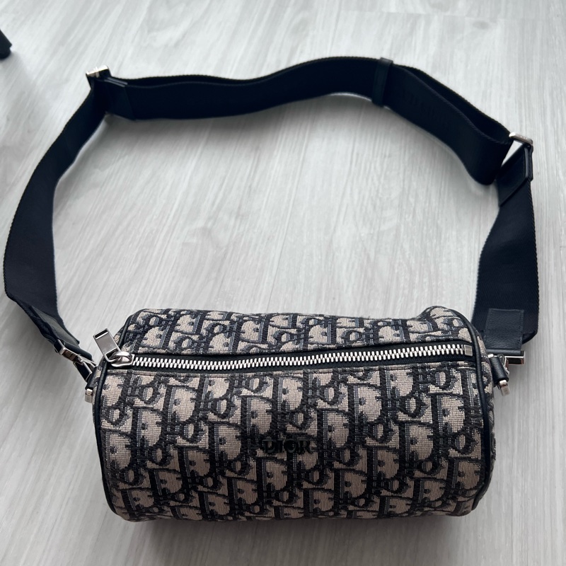 Dior 迪奧 ROLLER OBLIQUE 緹花圓筒包 (中性款)櫃上持續漲價中 #割愛收藏價33800 小圓筒精巧的造型,男生女生背都超級適合👍肩帶是寬肩帶,-11
