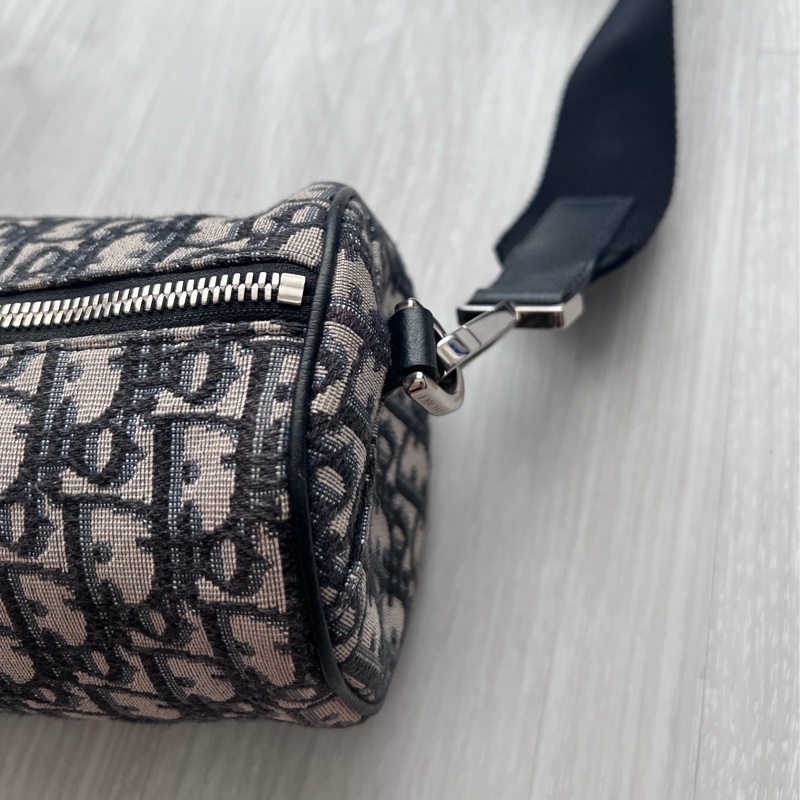 Dior 迪奧 ROLLER OBLIQUE 緹花圓筒包 (中性款)櫃上持續漲價中 #割愛收藏價33800 小圓筒精巧的造型,男生女生背都超級適合👍肩帶是寬肩帶,-12