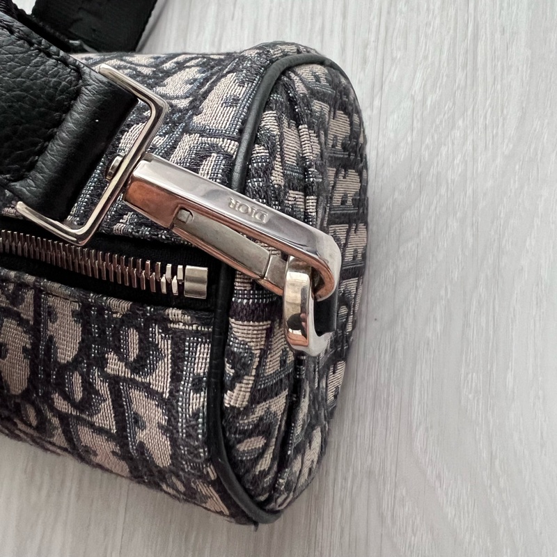 Dior 迪奧 ROLLER OBLIQUE 緹花圓筒包 (中性款)櫃上持續漲價中 #割愛收藏價33800 小圓筒精巧的造型,男生女生背都超級適合👍肩帶是寬肩帶,-13