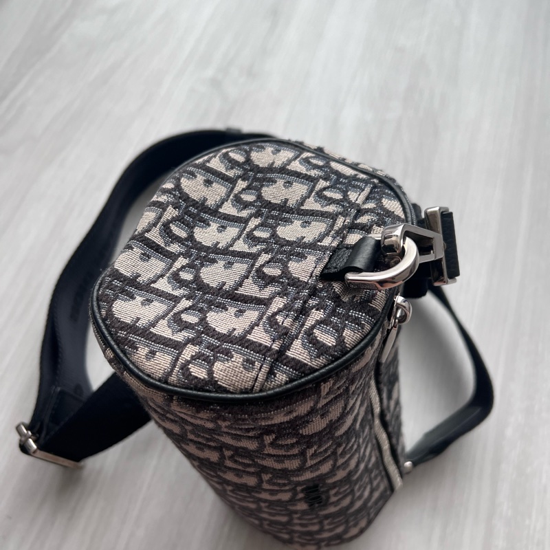 Dior 迪奧 ROLLER OBLIQUE 緹花圓筒包 (中性款)櫃上持續漲價中 #割愛收藏價33800 小圓筒精巧的造型,男生女生背都超級適合👍肩帶是寬肩帶,-14