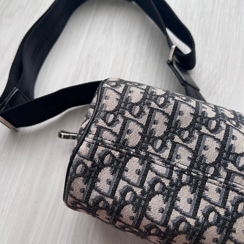 Dior 迪奧 ROLLER OBLIQUE 緹花圓筒包 (中性款)櫃上持續漲價中 #割愛收藏價33800 小圓筒精巧的造型,男生女生背都超級適合👍肩帶是寬肩帶,-15