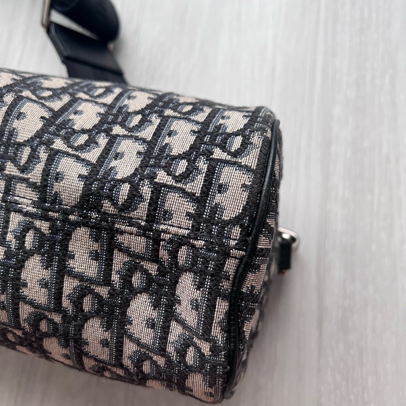 Dior 迪奧 ROLLER OBLIQUE 緹花圓筒包 (中性款)櫃上持續漲價中 #割愛收藏價33800 小圓筒精巧的造型,男生女生背都超級適合👍肩帶是寬肩帶,-16