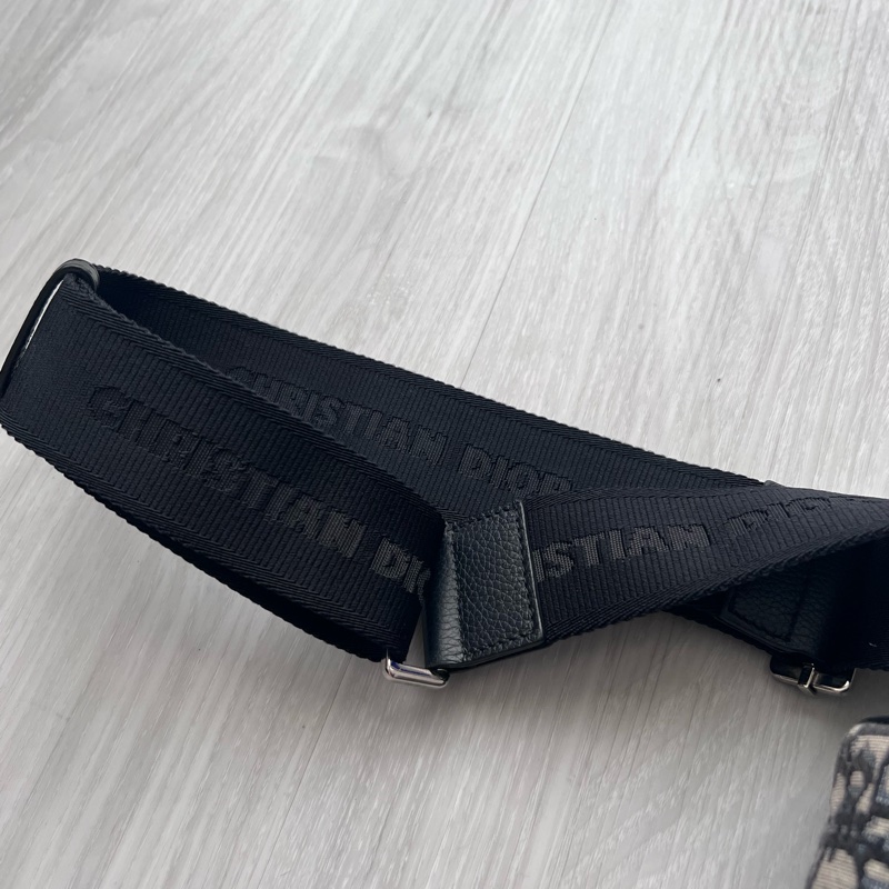 Dior 迪奧 ROLLER OBLIQUE 緹花圓筒包 (中性款)櫃上持續漲價中 #割愛收藏價33800 小圓筒精巧的造型,男生女生背都超級適合👍肩帶是寬肩帶,-17