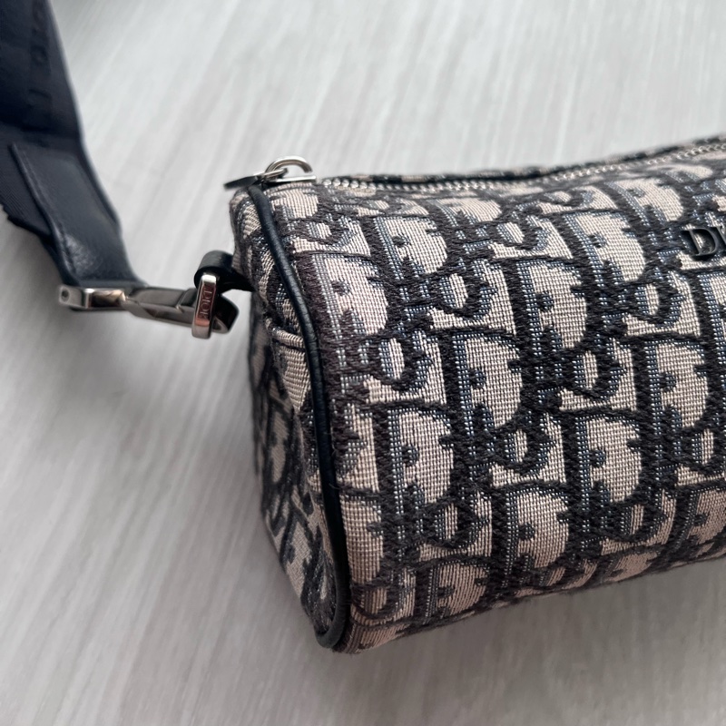 Dior 迪奧 ROLLER OBLIQUE 緹花圓筒包 (中性款)櫃上持續漲價中 #割愛收藏價33800 小圓筒精巧的造型,男生女生背都超級適合👍肩帶是寬肩帶,-8