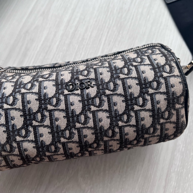 Dior 迪奧 ROLLER OBLIQUE 緹花圓筒包 (中性款)櫃上持續漲價中 #割愛收藏價33800 小圓筒精巧的造型,男生女生背都超級適合👍肩帶是寬肩帶,-9